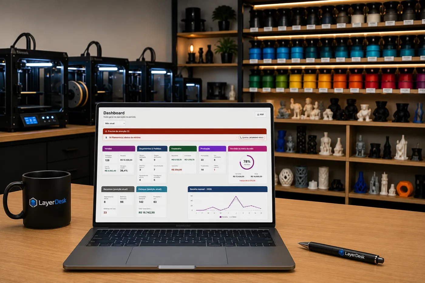 Escritório organizado com o LayerDesk aberto no notebook